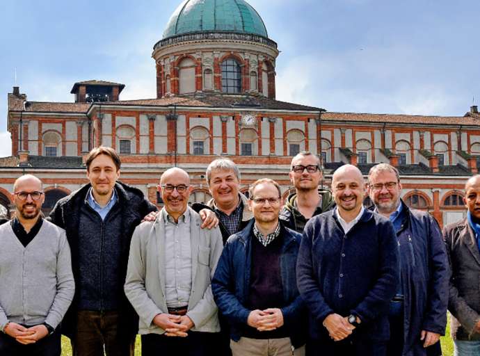 All’altare per imparare a servire